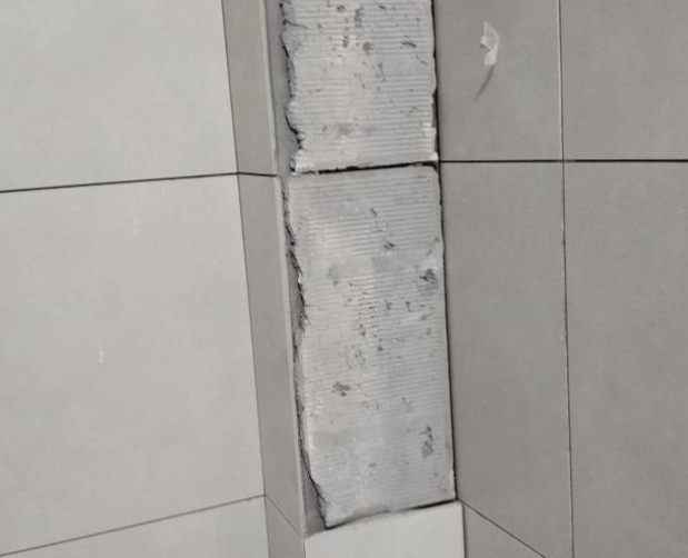 扶余瓷砖空鼓维修公司分享下瓷砖施工前基层浇水润湿程度不足，可能导致以下问题