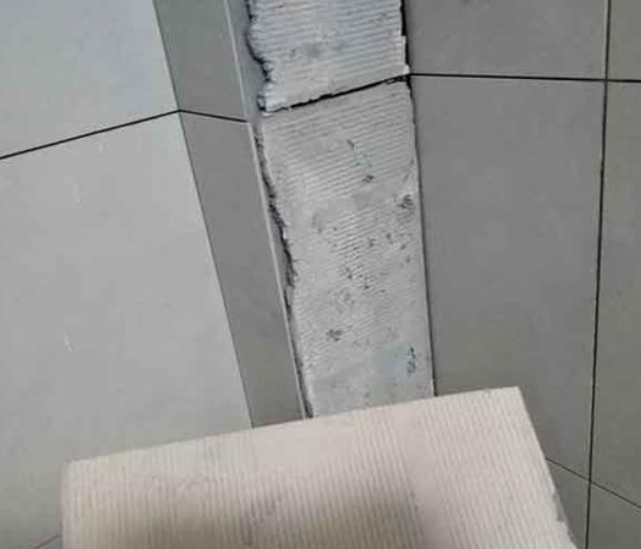 扶余瓷砖空鼓维修公司分享下厨房瓷砖脱落的补救措施。